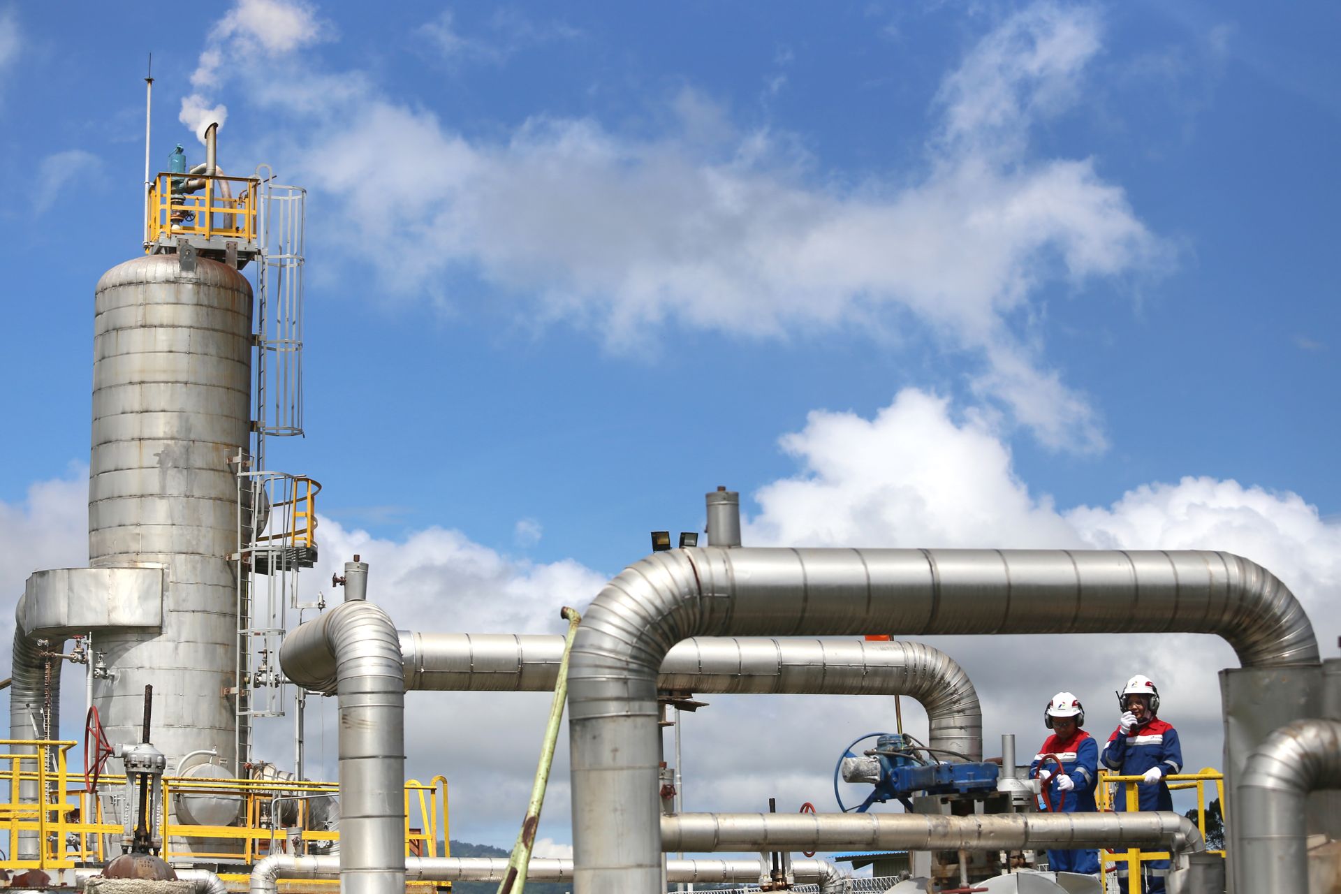 Gas plant operations with engineers